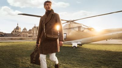 Sac messager Astor de taille moyenne en su&egrave;de clout&eacute;