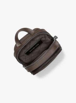 Sling-Tasche Edison aus kratzfestem, quer genarbtem Leder