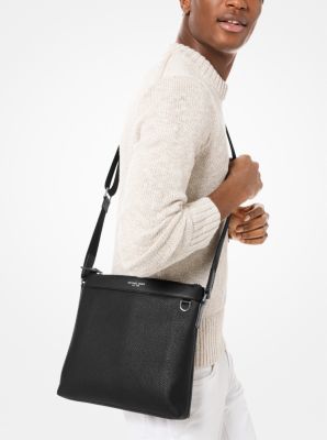 Bolso messenger Greyson de piel granulada in NEGRO | Michael Kors