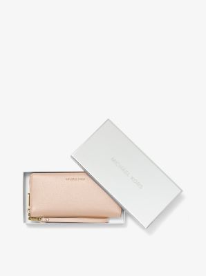 &Eacute;tui &agrave; sangle continental en cuir grain&eacute; in ROSE DOUX | Michael Kors