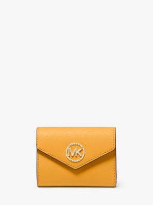 Cartera tipo sobre Carmen mediana de piel saffiano con tres pliegues in SOLIDAGO DORADO | Michael Kors