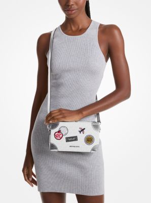 Bolso cruzado Jeanie pequeño con adornos y logotipo de la marca
