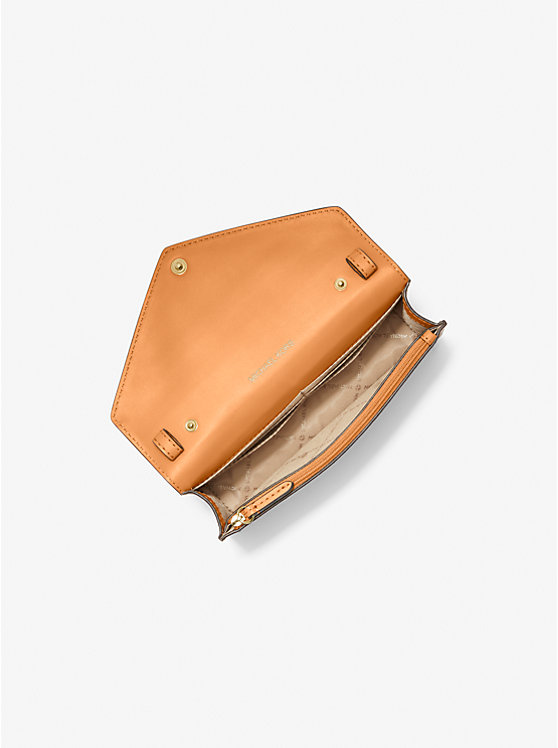 Petit sac à bandoulière enveloppe en cuir Saffiano image number 1
