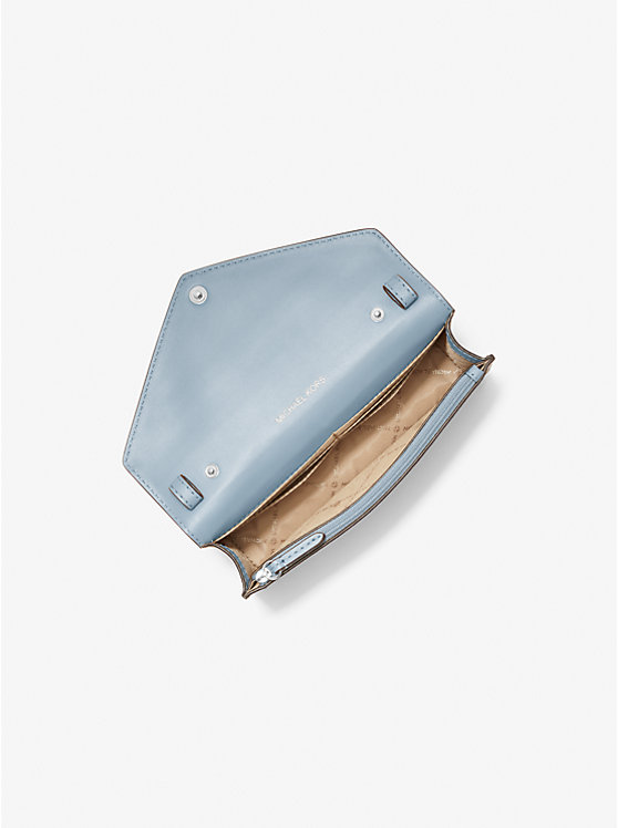 Petit sac à bandoulière enveloppe en cuir Saffiano image number 1