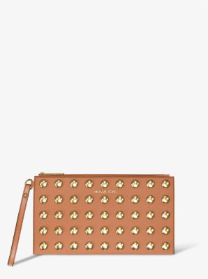 Grande pochette-bracelet Jet Set en cuir grainé à clous image number 0