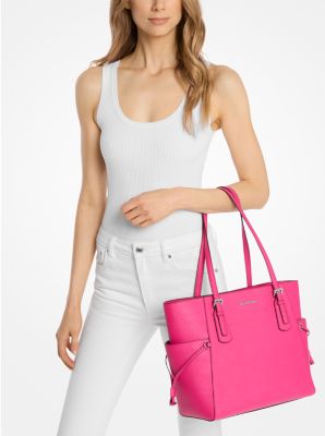 Bolso tote Voyager grande de cuero saffiano image number 2