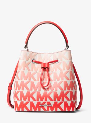 Eladó Michael Kors Hordtáskák - MK Suri Medium Graphic Logo Print Faux  Leather Női Kézitáska Kék Fehér