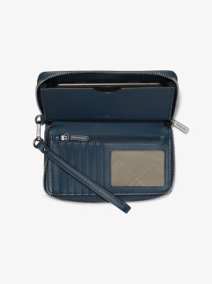 Grande pochette-bracelet Jet Set en denim délavé pour téléphone intelligent