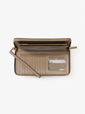 Grande pochette-bracelet Jet Set Travel en cuir grain&eacute;