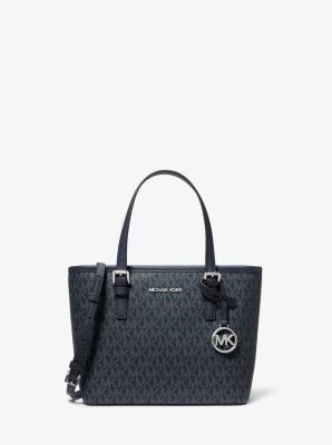 Tres petit sac fourre tout Jet Set Travel a fermeture eclair sur le dessus et a logo Michael Kors Canada