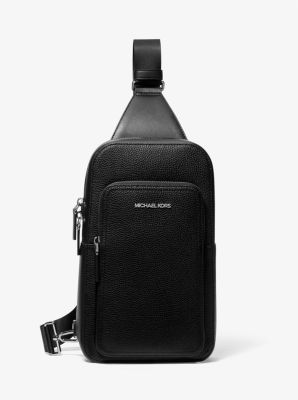 Mochila bandolera Cooper estilizada de cuero granulado para viajar in NEGRO | Michael Kors
