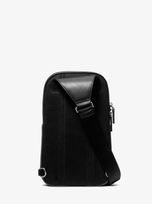 Mochila bandolera Cooper estilizada de cuero granulado para viajar in NEGRO | Michael Kors