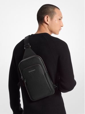 Mochila bandolera Cooper estilizada de cuero granulado para viajar in NEGRO | Michael Kors