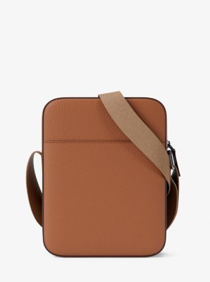 Sac messager Cooper en cuir grain&eacute; et gaufr&eacute; &agrave; logo in LUGGAGE | Michael Kors