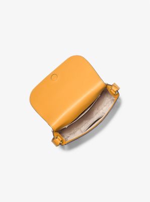Bolso messenger Samira pequeño de cuero granulado in YEMA | Michael Kors