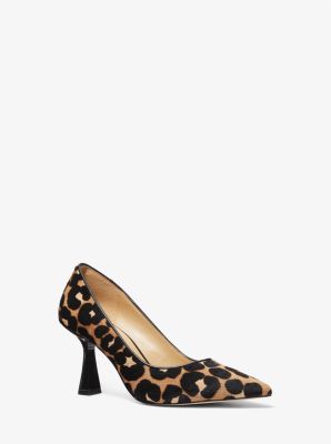 Sapato pump em pelo de bezerro com estampado de leopardo Clara image number 0