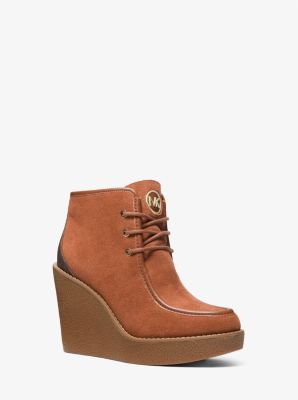 Stiefel Rye aus Wildleder und Logostoff mit Keilabsatz image number 0