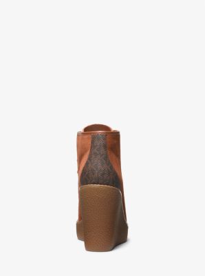 Stiefel Rye aus Wildleder und Logostoff mit Keilabsatz image number 2