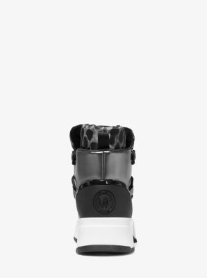 Bota Cassia de nailon con grabado de guepardo y cuero metalizado tipo espejo