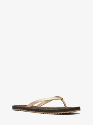 Arriba 69+ imagen michael kors jinx logo flip flop