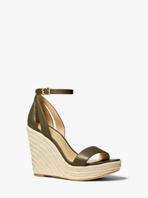 Arriba 44+ imagen michael kors beige wedges