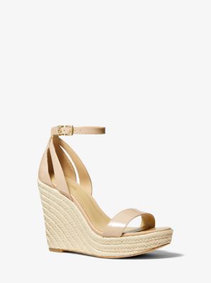 Sandale Kimberly en cuir verni à semelle compensée in FARD CLAIR | Michael Kors