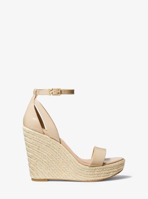 Sandale Kimberly en cuir verni à semelle compensée in FARD CLAIR | Michael Kors