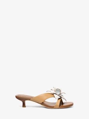 Thumbnail - MK Kitten-Heel-Sandale Jacie Aus Leder Mit Zierblume - Braun - Michael Kors