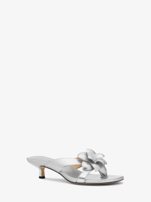 Sandale Jacie &agrave; petit talon en cuir m&eacute;tallis&eacute; &agrave; fleur