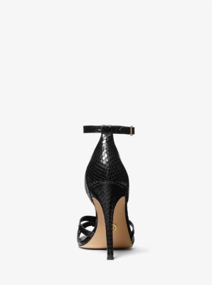 Sandalia Brinkley de cuero con motivo de serpiente en relieve in NEGRO | Michael Kors
