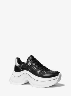 Basket Arla en cuir clout&eacute;e