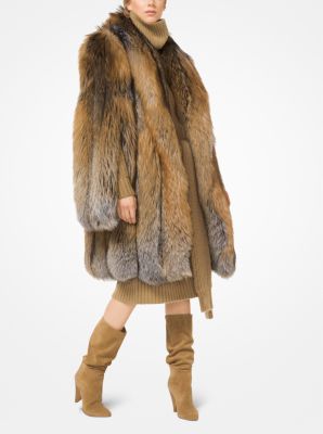 Manteau style cape en renard crois&eacute;