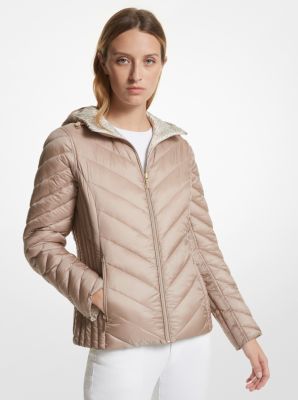 Komprimierbare, wendbare Daunenjacke aus abgestepptem Nylon mit Signature-Logo in CHAMPAGNER | Michael Kors