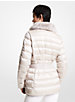 Manteau en nylon matelassé à garniture en fausse fourrure et à ceinture image number 1