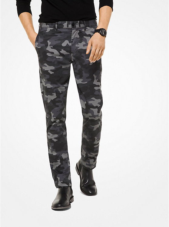 Pantalon chino ajusté en sergé de coton à motif camouflage image number 0
