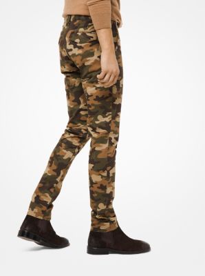 Pantalon chino ajusté en sergé de coton à motif camouflage image number 1