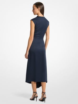 Vestido ceñido de satén con cuello vuelto