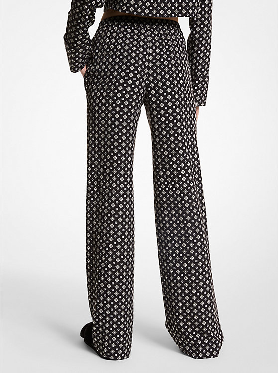 Pantalon de pyjama en crêpe froissé à imprimé de médaillons et à clous image number 1