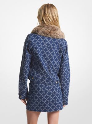 Chaqueta multibolsillos de jacquard de denim con logotipo imperio y ribete de pelo sintético image number 1