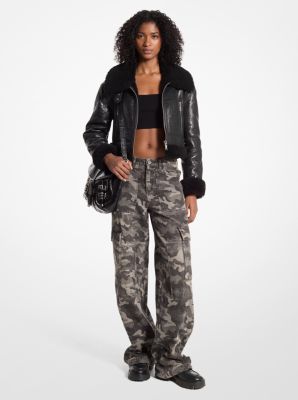 Cargohose aus Denim mit Camouflage-Print und weitem Bein image number 0