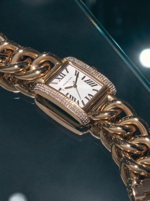 Relógio com elos achatados dourados incrustados Emery de tamanho grande image number 3