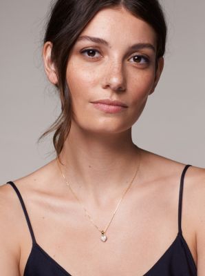 Dije en forma de coraz&oacute;n de plata esterlina enchapado en metal precioso con incrustaciones