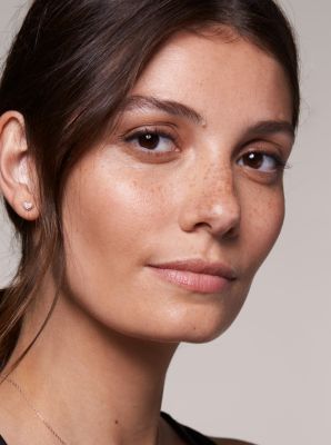 Pendientes de coraz&oacute;n de plata de ley con chapado en metales preciosos e incrustaciones