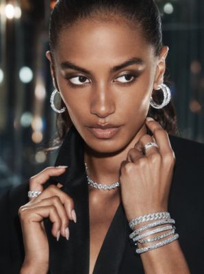 Bracelet rigide à logo en argent sterling plaqué en métal précieux avec pierres pavées