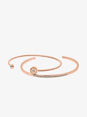 Conjunto de brazaletes con logotipo en tono oro rosado