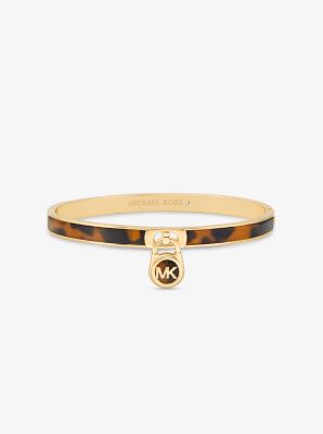 Pulsera rígida chapada en oro con detalles de carey y dije de candado