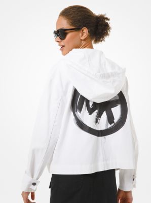 Anorak de jean cortado con logotipo de pinceladas