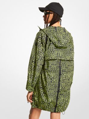 Anorak cir&eacute; compact &agrave; logo d'inspiration papier journal in LIMEADE BRT | Michael Kors