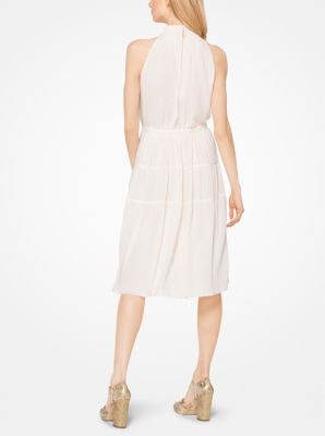 Robe en mousseline smock&eacute;e &agrave; dos nu