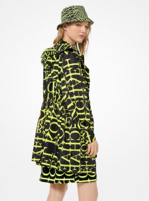 Anorak con logotipo ne&oacute;n tipo papel prensa